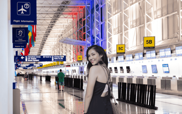 Mang túi đeo chéo khi check-in tại sân bay