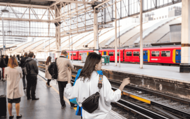 Mang túi đeo chéo khi đi tàu