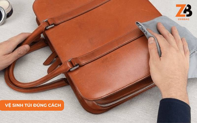 Cách bảo quản túi xách công sở nữ hàng hiệu - Vệ sinh đúng cách
